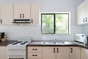 Fridge, microwave, oven, stovetop - Pearl Beach Semi - 2 min to sand & sea – Wattle (Pearl Beach)