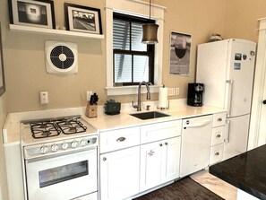 Fridge, microwave, oven, dishwasher - WaterColor "Yum" |1 BR | Sleeps 4| Camp District |2 Bikes (Santa Rosa Beach)