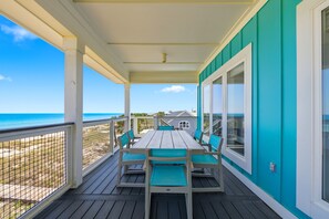 Outdoor dining - LET SALTY LANDING TAKE YOUR CARES AWAY! (St. George Island)