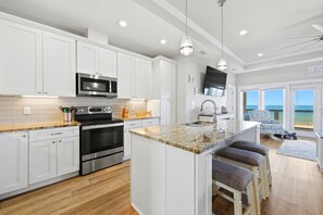 Fridge, microwave, oven, stovetop - LET SALTY LANDING TAKE YOUR CARES AWAY! (St. George Island)