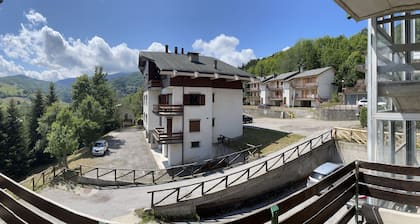 Cozy apartment with a view of Mount Cimone