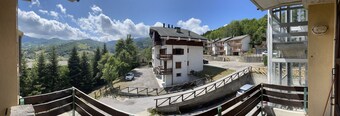 Cozy apartment with a view of Mount Cimone