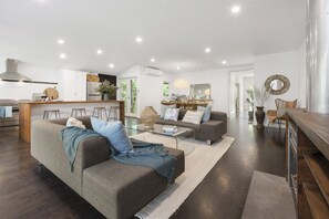 Smart TV, Netflix, DVD player, streaming services - Thalassa House Coastal Retreat Dromana - 250m from beach (Dromana)