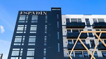 Un edificio con el nombre 'ESPADIN' bien visible en la fachada.