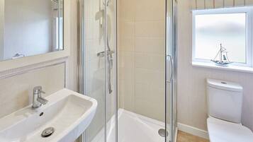 Baignoire, sĂšche-cheveux, serviettes fournies