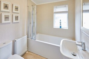 Baignoire, sèche-cheveux, serviettes fournies