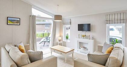 Host & Stay | 28 The Pines