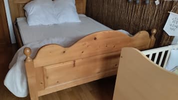 6 bedrooms, desk, iron/ironing board, WiFi