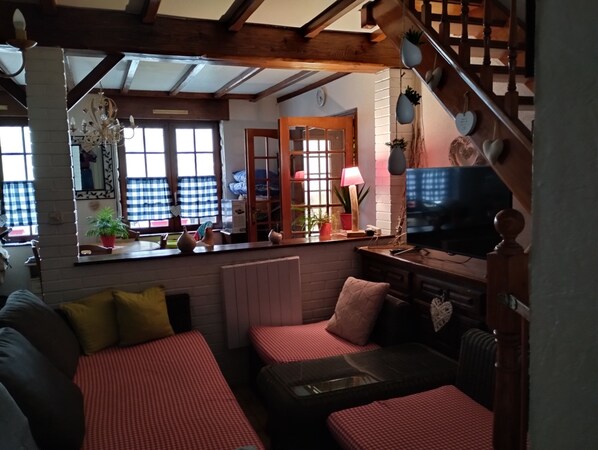 TV, books - A la bonne franquette Family home rated 3-star furnished accommodation. (Marquise)
