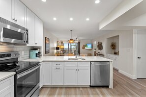 Private kitchen - Luxury Bayfront Condo w/Golf Cart! Stunning Bay Views,Near Beach,Walk to pool (Miramar Beach)