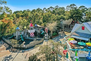Outdoor dining - Luxury Bayfront Condo w/Golf Cart! Stunning Bay Views,Near Beach,Walk to pool (Miramar Beach)