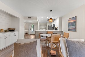 Dining - Luxury Bayfront Condo w/Golf Cart! Stunning Bay Views,Near Beach,Walk to pool (Miramar Beach)