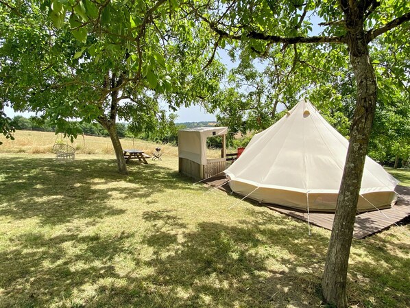 Outdoor dining - Hazel Belle Tent @Finders Keepers France. Adults only retreat. 13 acres and lake (Moncrabeau)