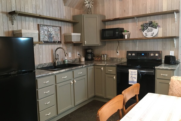 Een koelkast, een magnetron, een oven, een kookplaat