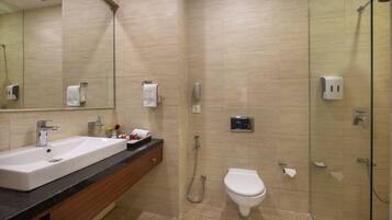 Dusche, Regendusche, kostenlose Toilettenartikel, Handtücher