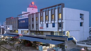 Ein mehrstöckiges Hotel mit einem gut sichtbaren 'Lords'-Schild, Balkonen und einem Geschäftsbereich im Erdgeschoss.