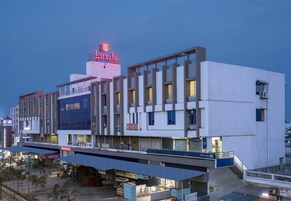 Um hotel com vários andares, um letreiro chamativo 'Lords', varandas e área comercial no térreo.