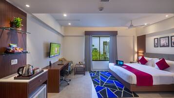 Quarto casal luxo | Escrivaninha, cortinas blackout, quartos à prova de som