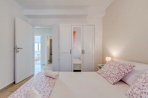 4 bedrooms, desk, iron/ironing board, travel crib