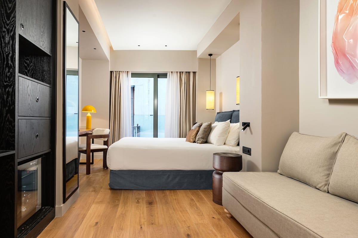 Superior Room with Balcony (Hotel) | 1 dormitorio, sábanas de algodón egipcio, ropa de cama de alta calidad