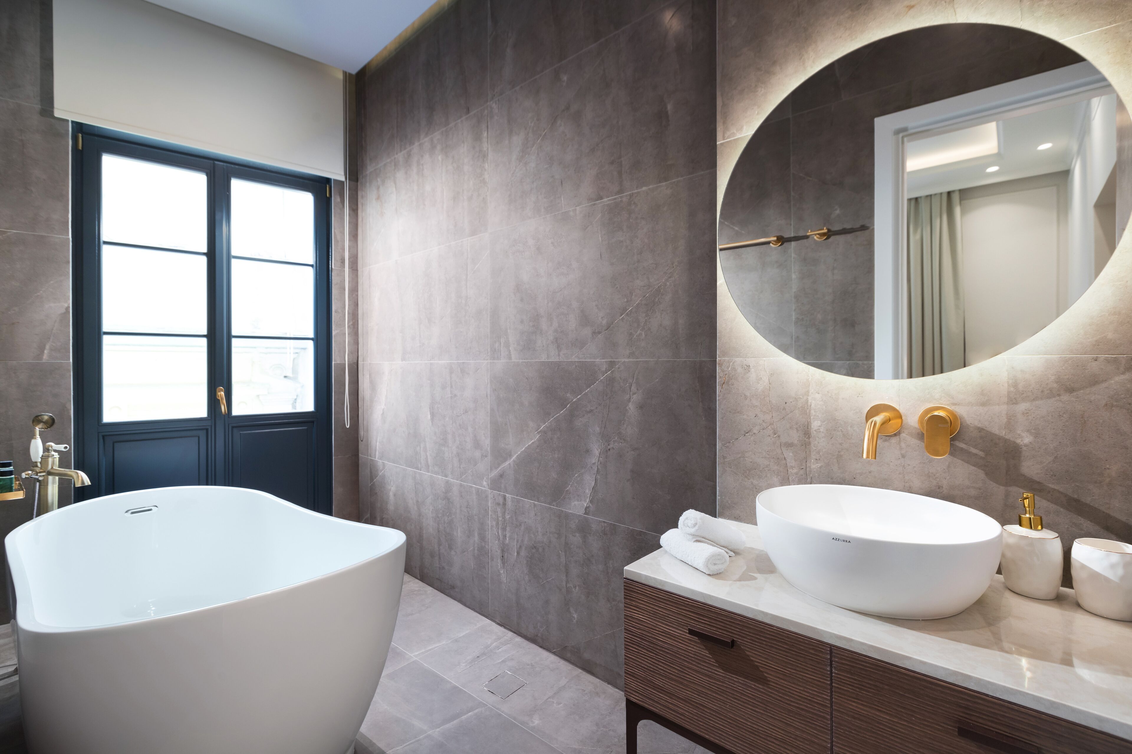 elegant room with balcony (residence - annex building) | bathroom | rainfall showerhead, free toiletries, hair dryer, bathrobes