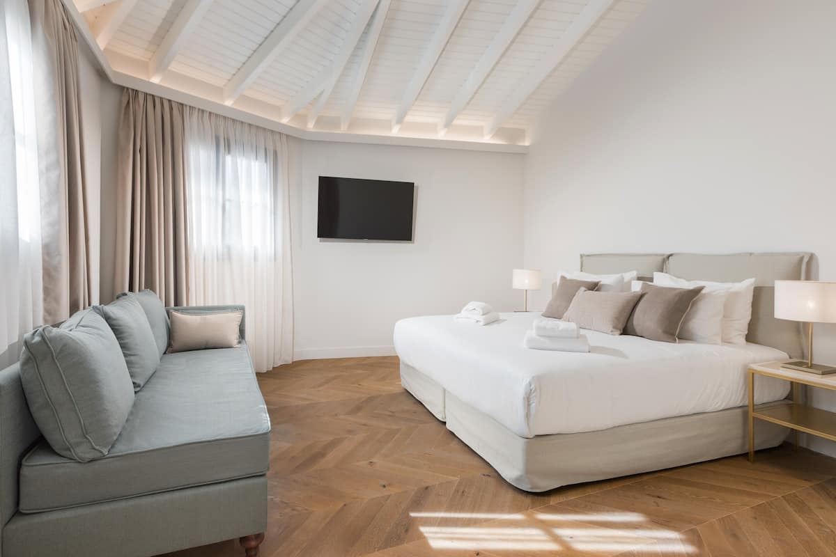 Neoclassical Suite Veranda (Residence - Annex building) | 1 dormitorio, sábanas de algodón egipcio, ropa de cama de alta calidad