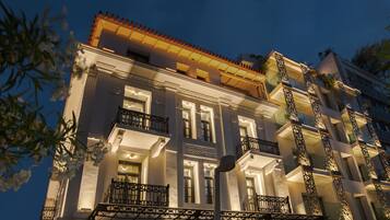 Fachada da propriedade à noite