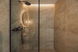 Modern Suite with Veranda (Hotel) | Bad | Hårføner, tøfler, bidé og håndklær
