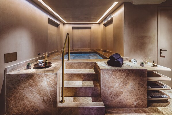 Indoor spa tub - The Residence Aiolou Hotel & Spa (Athens)