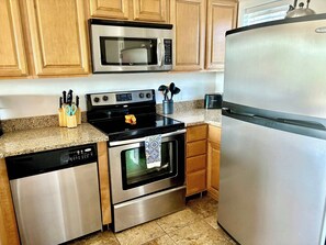 Réfrigérateur, four à micro-ondes, un four, surface de cuisson