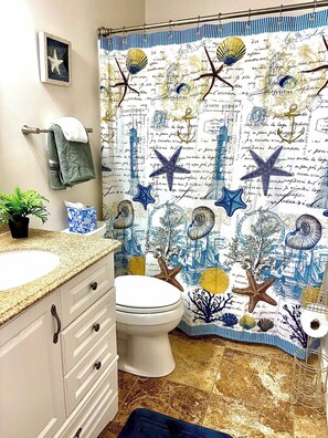 Ensemble douche/baignoire, sèche-cheveux, serviettes fournies