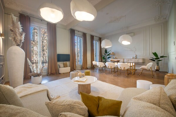TV - Five bedroom deluxe apartment Paseo de Gracia - You Stylish (Barcelona)