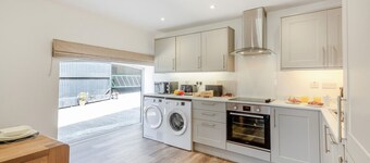 Yr Hen Barlwr - Three Bedroom House, Sleeps 6