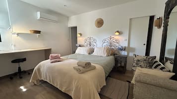 2 habitaciones, escritorio y tabla de planchar con plancha