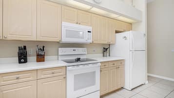 Frigorífic, microones, forn i placa de cuina