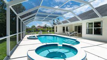 Piscina a l'aire lliure i piscina climatitzada