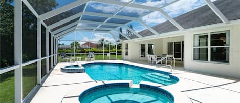 Una piscina al aire libre, una piscina climatizada