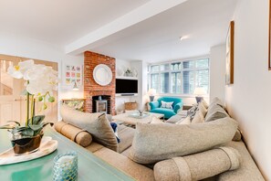 TV, fireplace