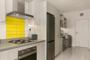 Fridge, microwave, oven, stovetop - Modern Apartment For The Modern Traveller (Johannesburg)