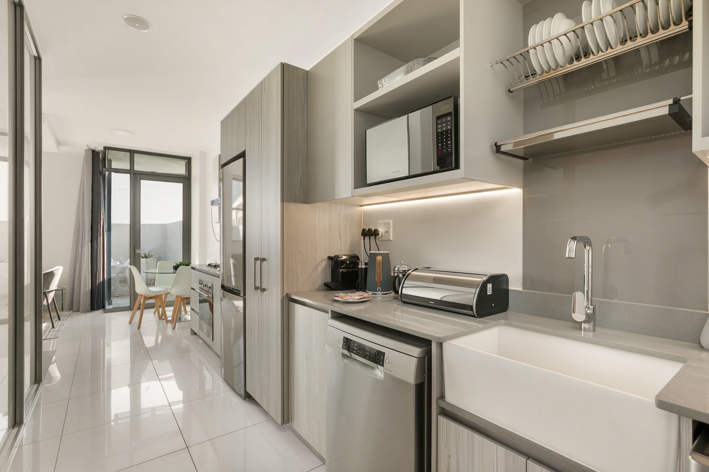 冷蔵庫、電子レンジ、オーブン、コンロ