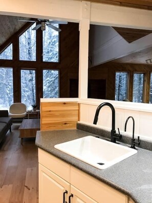 Interior - Black Pine Lodge Summ (Onanole)