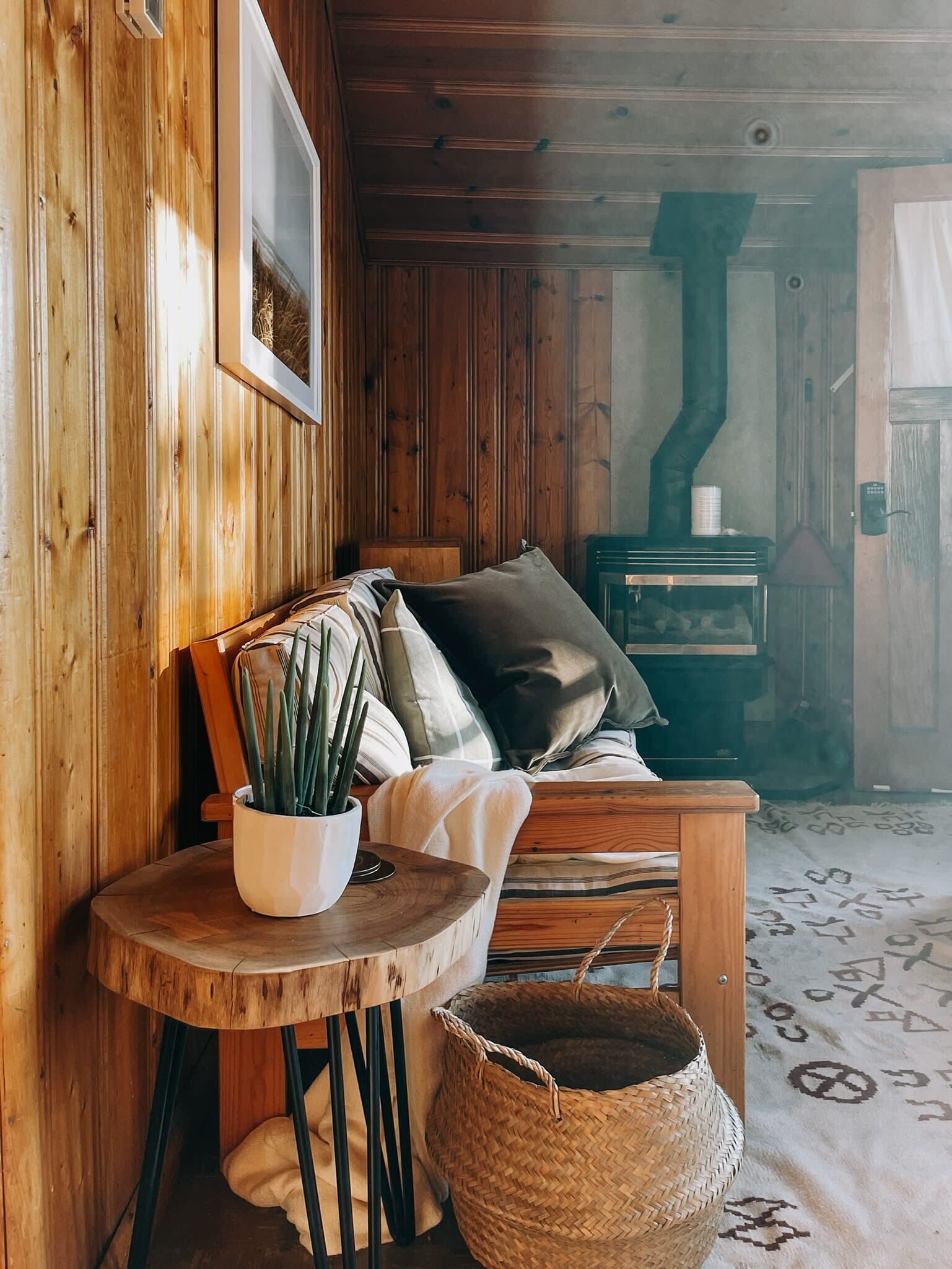 Televisie, een open haard en boeken