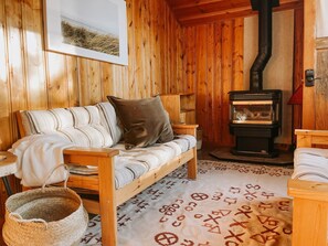 Een televisie, een open haard en boeken