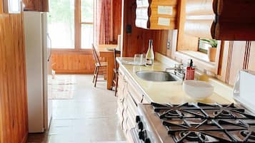 Geladeira, cooktop, cafeteira/chaleira, torradeira