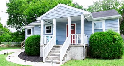 Sweet Peach Bungalow 2BR + laundry. One mile from I-75 yet quiet. Newly updated.
