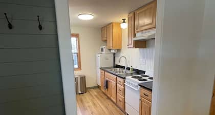 600 Sqft Extended-Stay Cabin sleeps 4, adjacent to beautiful Pine Creek