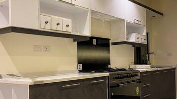 Kühlschrank, Mikrowelle, Ofen, Herdplatte
