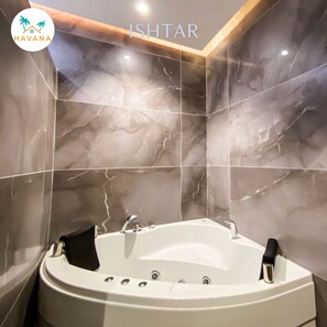 Ensemble douche/baignoire, serviettes fournies, savon, papier toilette