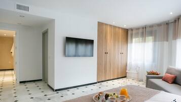 4 bedrooms, iron/ironing board, internet, bed sheets