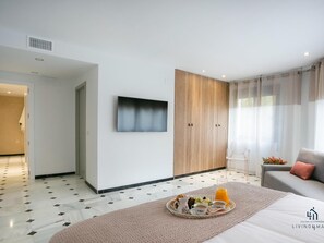 4 bedrooms, iron/ironing board, internet, bed sheets